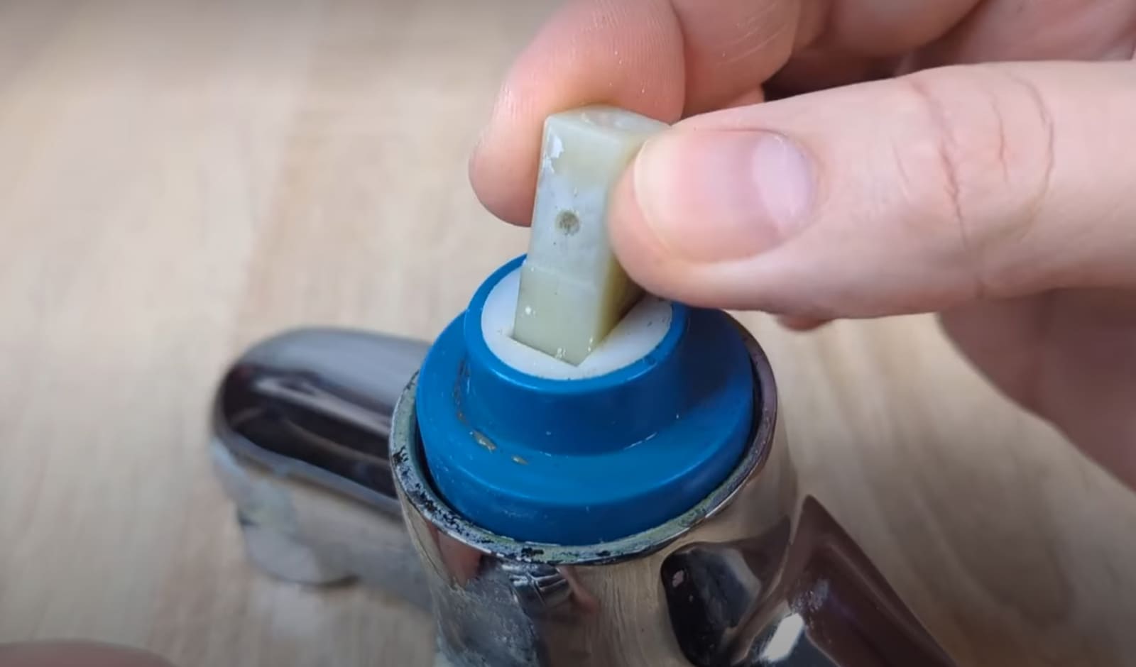 извлечение картриджа из смесителя